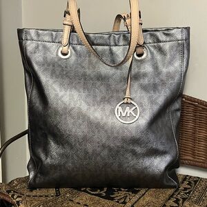Michael Kors Large Jet Set Travel Tote  in Silver Metalic , signature leather